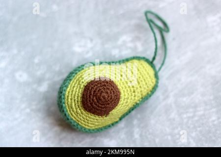 Jouet crochet avocat. Poupée de tapis vert faite à la main. Idées de cadeaux de Noël. Jouet écologique en matériaux naturels. Banque D'Images