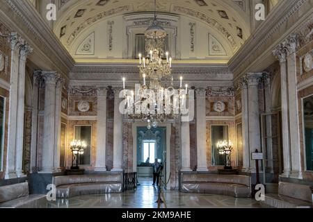 STRESA, ITALIE - 11 MAI 2018 : salle de bal à l'intérieur du palais Borroman sur l'île Isola Bella. Banque D'Images
