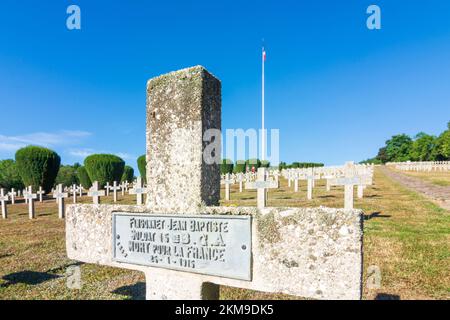 Montagnes des Vosges (Vogesen) : cimetière de guerre à Hartmannswillerkopf (vieil Armand, Hartmannsweiler Kopf), monument national de la première Guerre mondiale pour la nuit Banque D'Images