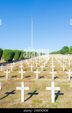 Montagnes des Vosges (Vogesen) : cimetière de guerre à Hartmannswillerkopf (vieil Armand, Hartmannsweiler Kopf), monument national de la première Guerre mondiale pour la nuit Banque D'Images