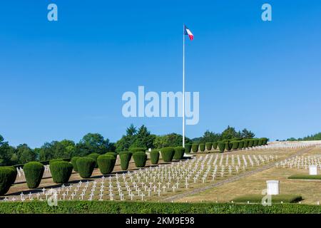 Montagnes des Vosges (Vogesen) : cimetière de guerre à Hartmannswillerkopf (vieil Armand, Hartmannsweiler Kopf), monument national de la première Guerre mondiale pour la nuit Banque D'Images