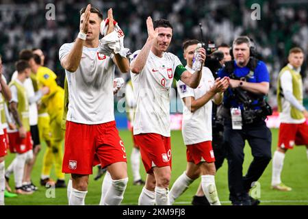 AL RAYYAN, QATAR - NOVEMBRE 26 : Robert Lewandowski, de Pologne, applaudit pour les fans après le match du groupe C - coupe du monde de la FIFA, Qatar 2022 entre la Pologne et l'Arabie Saoudite au stade de la ville d'éducation sur 26 novembre 2022 à Al Rayyan, Qatar (photo de Pablo Morano/BSR Agency) crédit : BSR Agency/Alamy Live News Banque D'Images