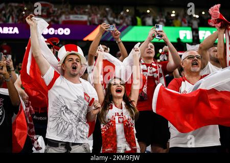 AL RAYYAN, QATAR - NOVEMBRE 26 : fans et supporters de la Pologne montres des stands pendant le match du groupe C - coupe du monde de la FIFA Qatar 2022 entre la Pologne et l'Arabie Saoudite au stade de la ville d'éducation sur 26 novembre 2022 à Al Rayyan, Qatar (photo de Pablo Morano/BSR Agency) crédit : BSR Agency/Alamy Live News Banque D'Images