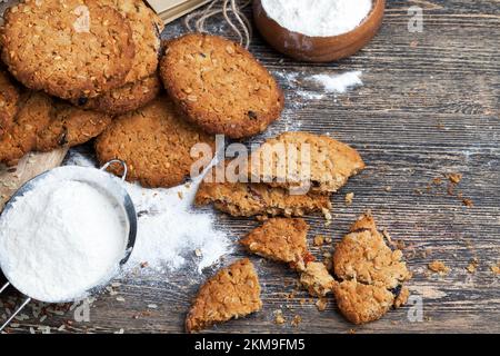 biscuits de flocons d'avoine avec adjonction de fruits secs et de divers types de noix, y compris les arachides, les biscuits de blé-flocons d'avoine avec arachides Banque D'Images