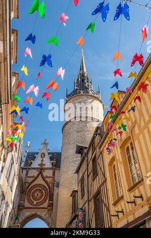 La tour “Tour de l’horloge” (tour de clower) dans la vieille ville d’Auxerre, France Banque D'Images