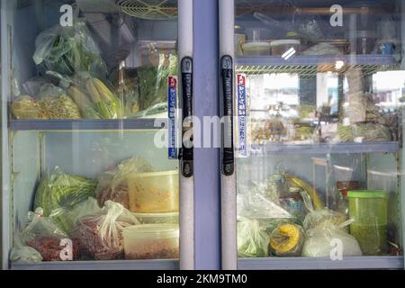 THAÏLANDE, 2022, légumes et ingrédients dans des sacs conservés dans le réfrigérateur pour la transformation dans le restaurant. Banque D'Images