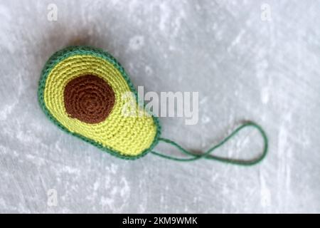 Jouet crochet avocat. Poupée de tapis vert faite à la main. Idées de cadeaux de Noël. Jouet écologique en matériaux naturels. Banque D'Images