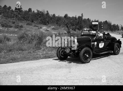 URBINO, ITALIE - 16 juin - 2022 : CHRYSLER 72 1928 sur une vieille voiture de course en rallye mille Miglia 2022 la célèbre course historique italienne Banque D'Images