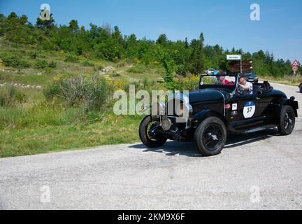 URBINO, ITALIE - 16 juin - 2022 : CHRYSLER 72 1928 sur une vieille voiture de course en rallye mille Miglia 2022 la célèbre course historique italienne Banque D'Images
