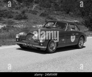 URBINO, ITALIE - 16 juin - 2022 : ASTON MARTIN DB 2 1952 sur une vieille voiture de course en rallye mille Miglia 2022 la célèbre course historique italienne Banque D'Images