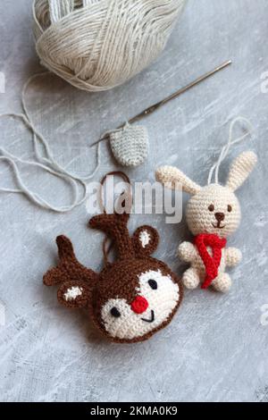 Gros plan sur des jouets en crochet colorés. Décorations de Noël faites à la main. Jouets amigurumi mignons. Banque D'Images