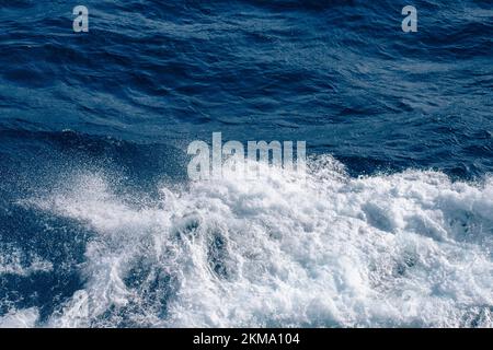 le bateau se réveille dans le passage Drake, provoquant la projection de l'eau. Banque D'Images