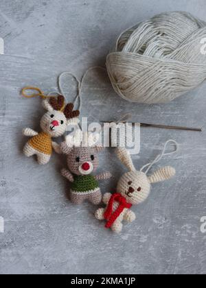 Gros plan sur des jouets en crochet colorés. Décorations de Noël faites à la main. Jouets amigurumi mignons. Banque D'Images