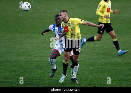 Joe Mattock de Harrogate Town (à droite) et Josh Umerah de Hartlepool United en action lors du deuxième tour de la coupe Emirates FA au stade suit Direct, à Hartlepool. Date de la photo: Samedi 26 novembre 2022. Banque D'Images