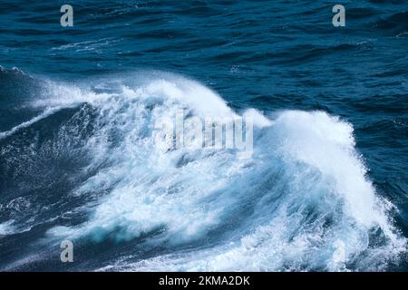 le bateau se réveille dans le passage Drake, provoquant la projection de l'eau. Banque D'Images