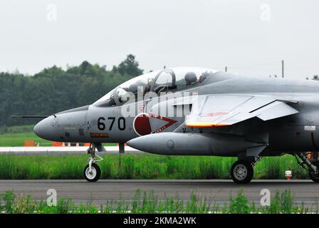 Préfecture d'Ibaraki, Japon - 03 août 2009 : avion d'entraînement T-4 de la Force aérienne d'autodéfense du Japon Kawasaki. Banque D'Images