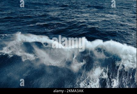 le bateau se réveille dans le passage Drake, provoquant la projection de l'eau. Banque D'Images