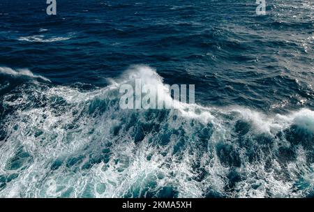 le bateau se réveille dans le passage Drake, provoquant la projection de l'eau. Banque D'Images