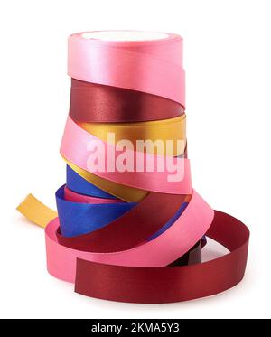 bobines de ruban en satin colorées empilées, gros plan de bobines de ruban en tissu détachés isolées sur fond blanc Banque D'Images