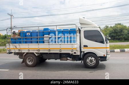 Ratchaburi, Thaïlande, NOVEMBRE 14 2022, Un camion transporte des bidons en plastique Banque D'Images