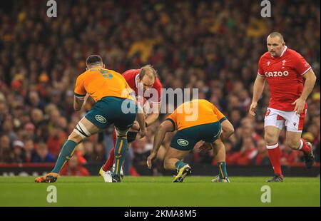 Cardiff, Royaume-Uni. 26th novembre 2022. 26th novembre 2022 ; Principauté Stadium, Cardiff, pays de Galles : série d'automne International rugby Wales versus Australie ; Alun Wyn Jones of Wales court à Cadeyrn Neville et James Slipper of Australia Credit: Action plus Sports Images/Alay Live News Banque D'Images