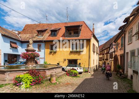 Gueberschwihr (Geberschweier, Gawerschwihr): Vieille ville, cyclistes d'Alsace (Elsss), Haut-Rhin (Oberelsss), France Banque D'Images