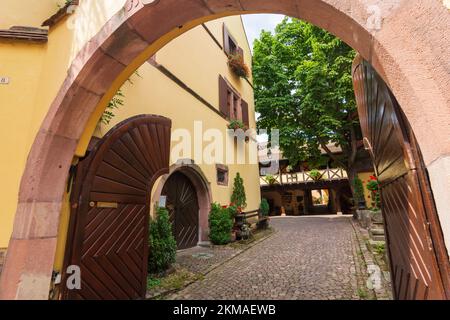 Gueberschwihr (Geberschweier, Gawerschwihr): Vieille ville, cyclistes d'Alsace (Elsss), Haut-Rhin (Oberelsss), France Banque D'Images