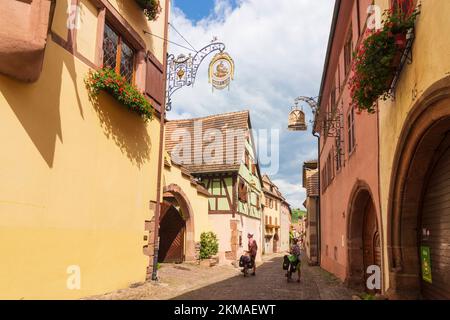 Gueberschwihr (Geberschweier, Gawerschwihr): Vieille ville, cyclistes d'Alsace (Elsss), Haut-Rhin (Oberelsss), France Banque D'Images