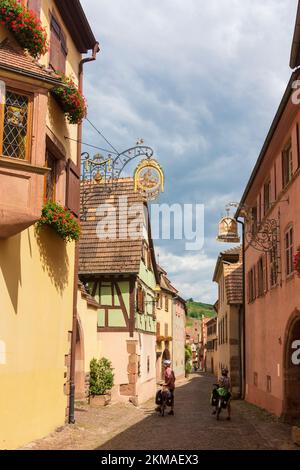 Gueberschwihr (Geberschweier, Gawerschwihr): Vieille ville, cyclistes d'Alsace (Elsss), Haut-Rhin (Oberelsss), France Banque D'Images