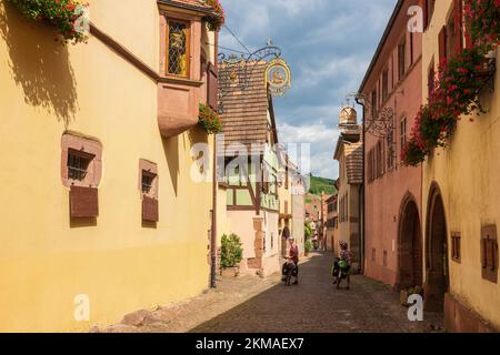 Gueberschwihr (Geberschweier, Gawerschwihr): Vieille ville, cyclistes d'Alsace (Elsss), Haut-Rhin (Oberelsss), France Banque D'Images