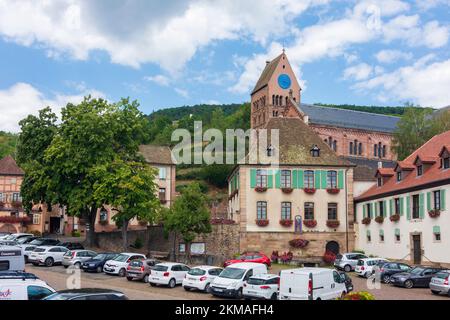 Gueberschwihr (Geberschweier, Gawerschwihr) : place de la Mairie, église Saint-Pantaléon en Alsace (Elsss), Haut-Rhin (Oberelssass), France Banque D'Images