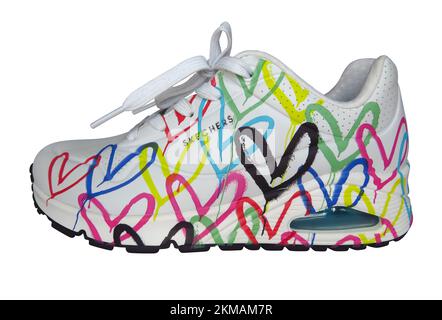 Almaty, Kazakhstan - 20 novembre 2022: SKECHERS Los Angeles chaussures de sport avec coeur coloré pour les femmes, sur fond blanc. Banque D'Images