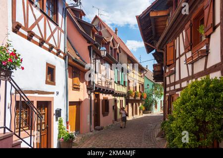 Eguisheim (Egisheim) : vieille ville, ruelle étroite, maisons à colombages, fleurs en Alsace (Elssass), Haut-Rhin (Oberelsss), France Banque D'Images