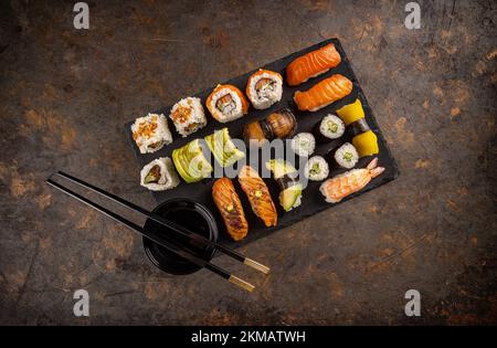 Variété de sushis japonais avec avocat, saumon, crevettes Banque D'Images