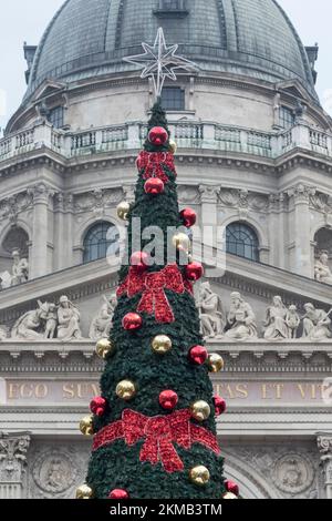 Détails de l'arbre de Noël de la ville de Budapest avec Saint La basilique de Stephen en arrière-plan pendant l'Avent dans un marché de Noël en Hongrie Banque D'Images