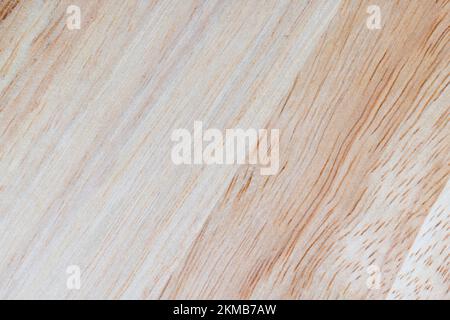 une planche en bois d'hévéa, une planche légère avec une structure d'arbre d'hévéa, à partir de laquelle une planche de plusieurs planches est faite Banque D'Images