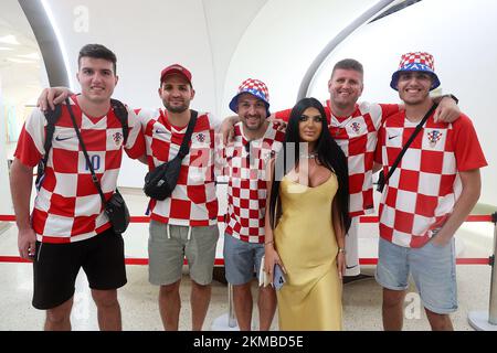 Une fille avec une apparence intéressante a éclipsé les fans dans les maillots croates à Doha, Qatar sur 26 novembre 2022. Photo: Goran Stanzl/PIXSELL Banque D'Images