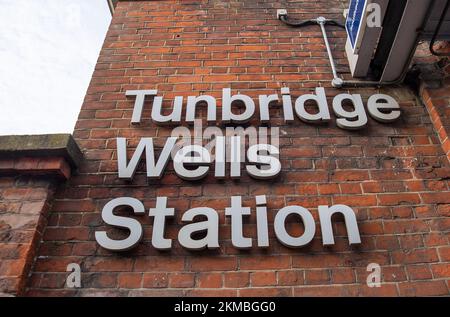 Tunbridge Wells, Kent, Royaume-Uni. 26th novembre 2022. La gare de Tunbridge Wells, dans le Kent, a été fermée aujourd'hui, car les travailleurs ferroviaires de tout le pays étaient de nouveau en grève aujourd'hui dans le cadre d'un différend sur la paie et les conditions ainsi que sur les fermetures prévues des bureaux de billetterie. Crédit : Maureen McLean/Alay Live News Banque D'Images