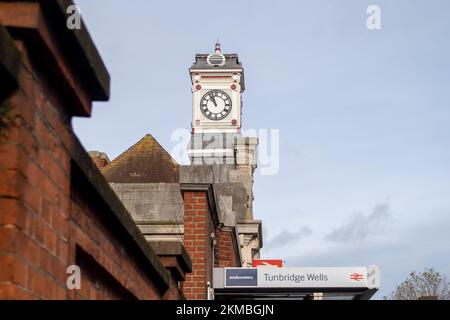 Tunbridge Wells, Kent, Royaume-Uni. 26th novembre 2022. La gare de Tunbridge Wells, dans le Kent, a été fermée aujourd'hui, car les travailleurs ferroviaires de tout le pays étaient de nouveau en grève aujourd'hui dans le cadre d'un différend sur la paie et les conditions ainsi que sur les fermetures prévues des bureaux de billetterie. Crédit : Maureen McLean/Alay Live News Banque D'Images