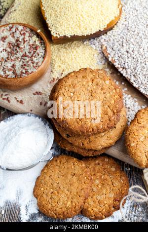 biscuits de flocons d'avoine avec adjonction de fruits secs et de divers types de noix, y compris les arachides, les biscuits de blé-flocons d'avoine avec arachides Banque D'Images