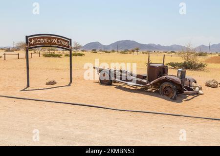 Solitaire, Namibie - 01 octobre 2018: Les wraks de voiture abandonnés de Solitare près d'une station de service à Solitaire dans le désert du Namib, Namib-Naukluft National Banque D'Images