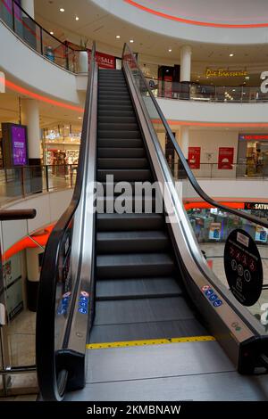 Leverkusen, Allemagne août 17 2020 - l'un des escaliers mécaniques du plus grand centre commercial de Leverkusen, le Rathaus-Galerie Leverkusen. Banque D'Images