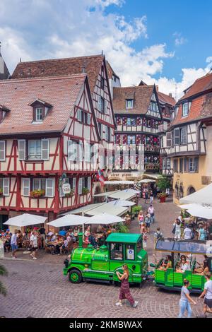 Colmar (Colmer, Kolmar) : maisons à colombages, restaurants, au carrefour Grand rue et rue des Marchands (rue des marchands), Vieille ville d'Alsace (Els Banque D'Images