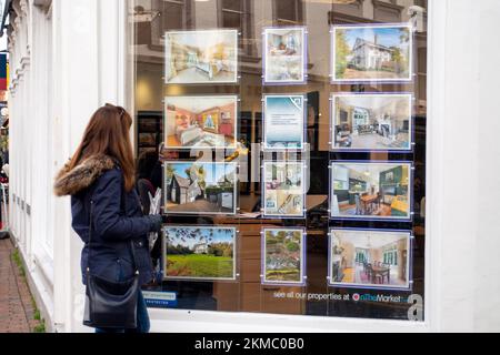 Tunbridge Wells, Kent, Royaume-Uni. 26th novembre 2022. Une femme regarde dans la fenêtre d'un agent immobilier à Royal Tunbridge Wells. Alors que la crise du coût de la vie se poursuit, les prix de l'immobilier devraient chuter de 4,7% l'an prochain. Crédit : Maureen McLean/Alay Live News Banque D'Images