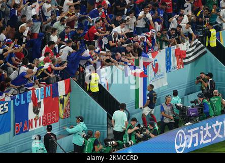 Kylian Mbappe, en France, saute les foulettes pour célébrer avec les fans après avoir marqué le deuxième but de leur partie lors du match de la coupe du monde de la FIFA, groupe D, au stade 974 de Doha, au Qatar. Date de la photo: Samedi 26 novembre 2022. Banque D'Images