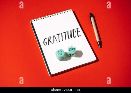 Comment pratiquer la gratitude. Écrire journal de gratitude transformer la façon dont vous vous sentez. Texte aujourd'hui je suis reconnaissant pour dans le bloc-notes ouvert sur la table. Avis Banque D'Images