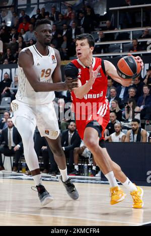 Vladimir LUCIC du Bayern Munich et Youssoupha CHUTE de Lyon pendant le match Euroligue des compagnies aériennes turques basket-ball entre LDLC ASVEL Villeurbanne et FC Bayern Munich sur 23 novembre 2022 à Astroballe à Villeurbanne, France - photo Romain Biard / Isports / DPPI Banque D'Images