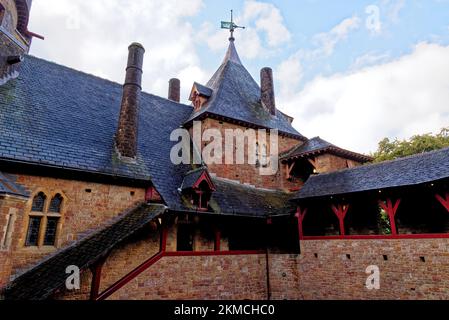 Castell Coch ou la cour du château rouge. Château Coch - le Château rouge, Tongwynlais, Cardiff, pays de Galles, Royaume-Uni, Europe - 15th octobre 2022 Banque D'Images