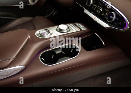 Porte-gobelet en voiture. Vue sur l'intérieur d'une voiture moderne. Porte-gobelet pour voiture moderne Banque D'Images