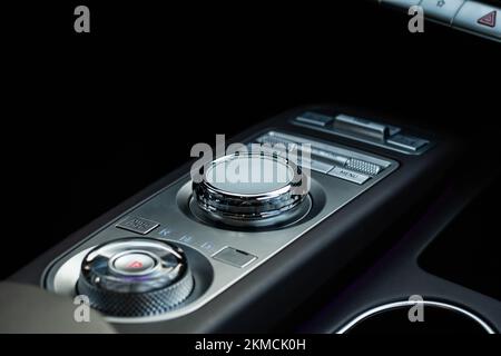 Bouton de sélection de vitesse.Intérieur de la voiture, vue rapprochée du contrôleur de conduite hors champ.Sélection de l'entraînement des roues.Système de sélection de la transmission à quatre roues motrices. Banque D'Images